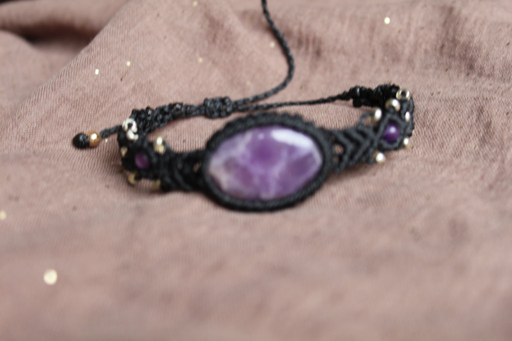 bracelet fait main de couleur noir avec 2 perles en améthyste de 4 mm et un cabochon d'améthyte de 18mm-25mm