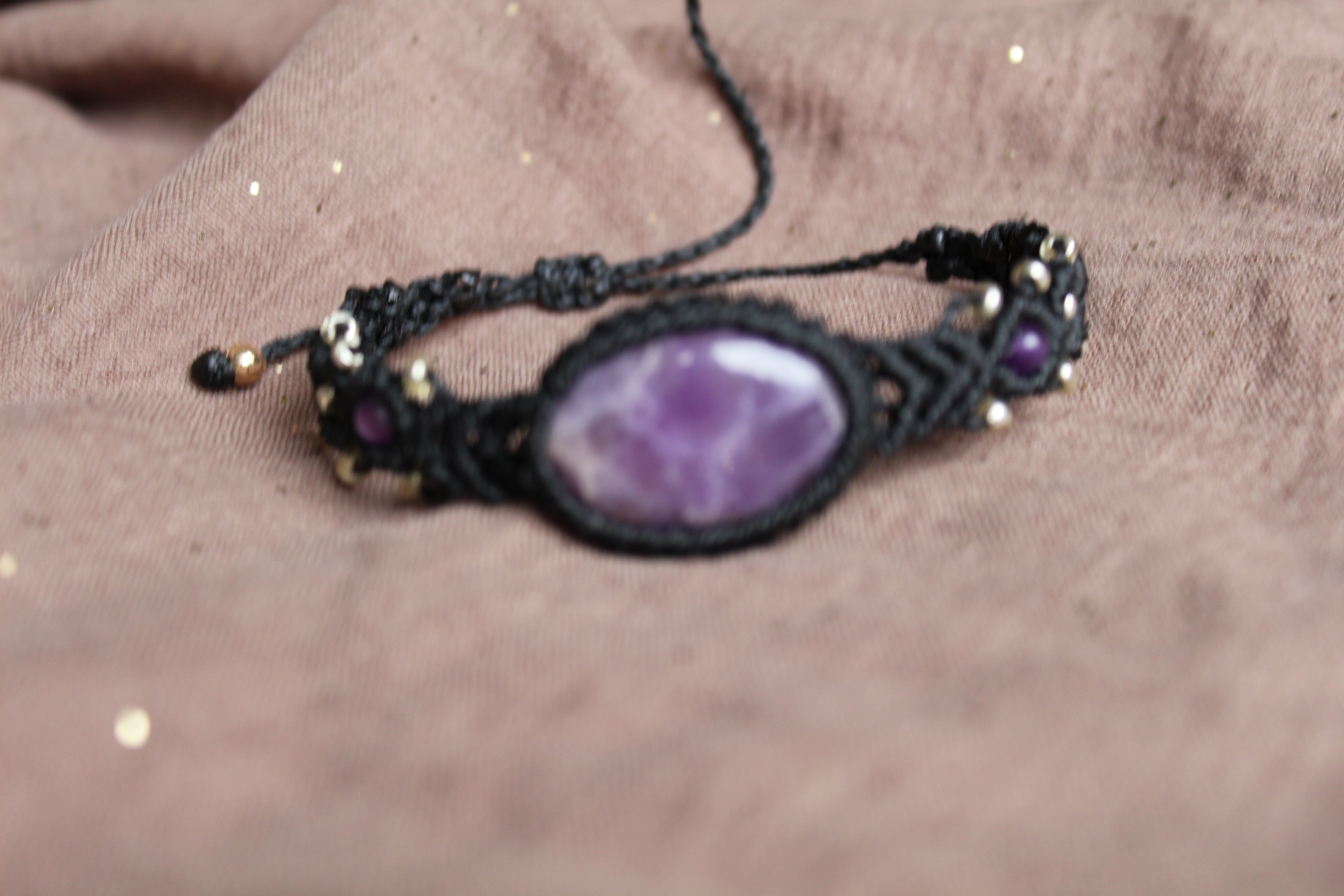 bracelet fait main de couleur noir avec 2 perles en améthyste de 4 mm et un cabochon d'améthyte de 18mm-25mm