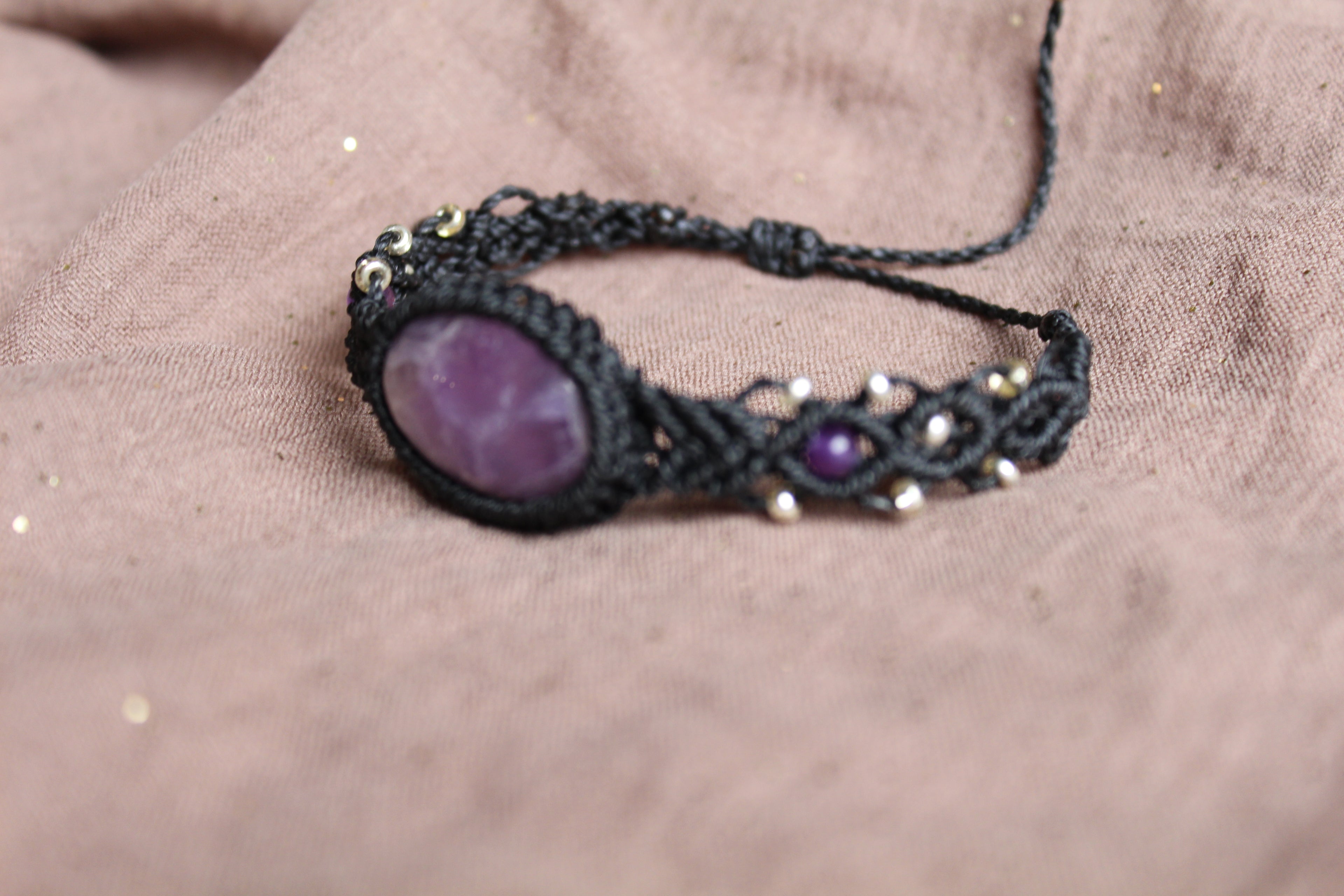 bracelet fait main de couleur noir avec 2 perles en améthyste de 4mm et un cabochon d'améthyste de 18mm-25mm