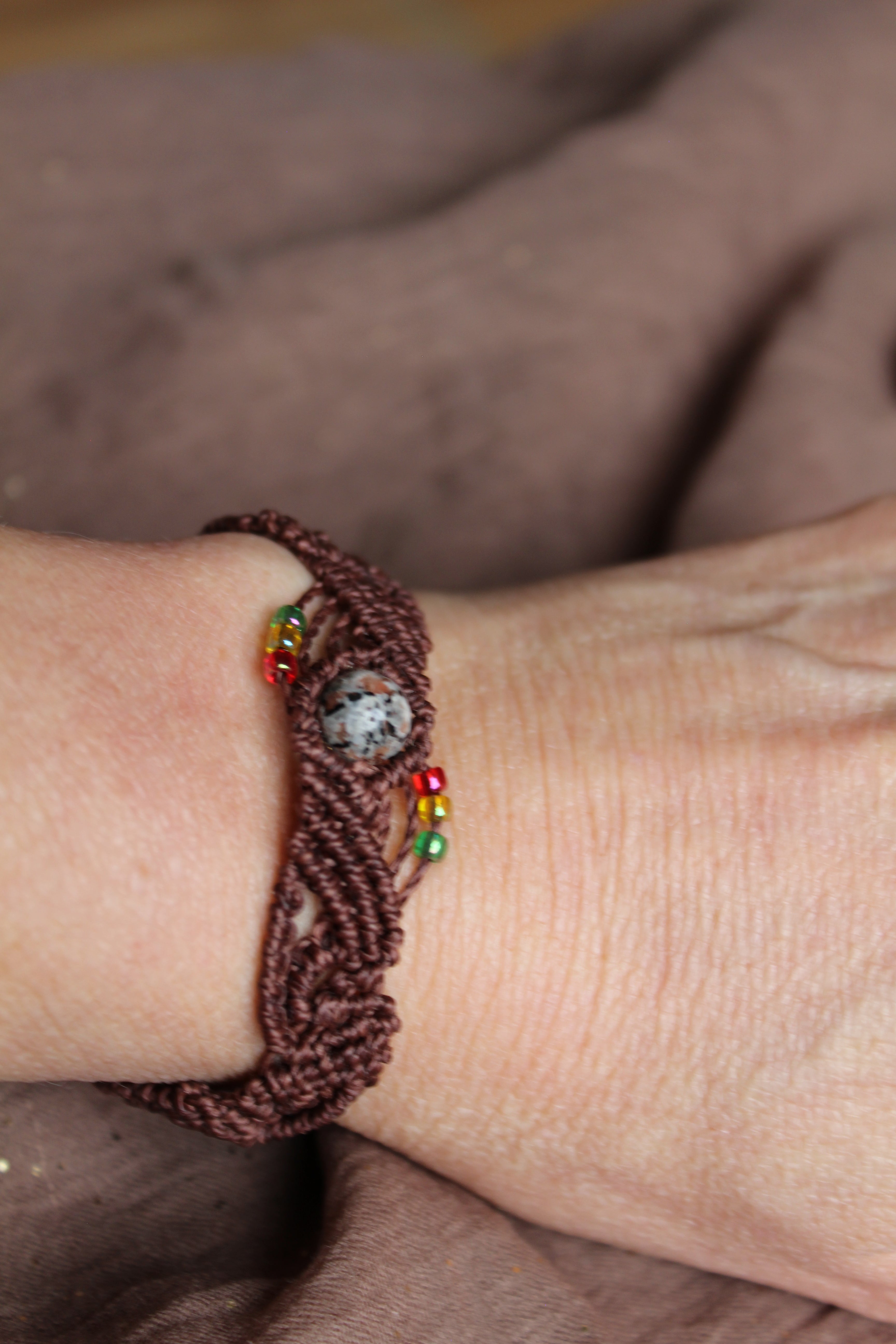 bracelet tissé à la main en micro macramé de couleur chocolat avec des perles de rocaille et une perle en yooperlite de 8mm