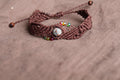 bracelet tissé à la main en micro macramé de couleur chocolat avec des perles de rocaille et une perle en yooperlite de 8mm