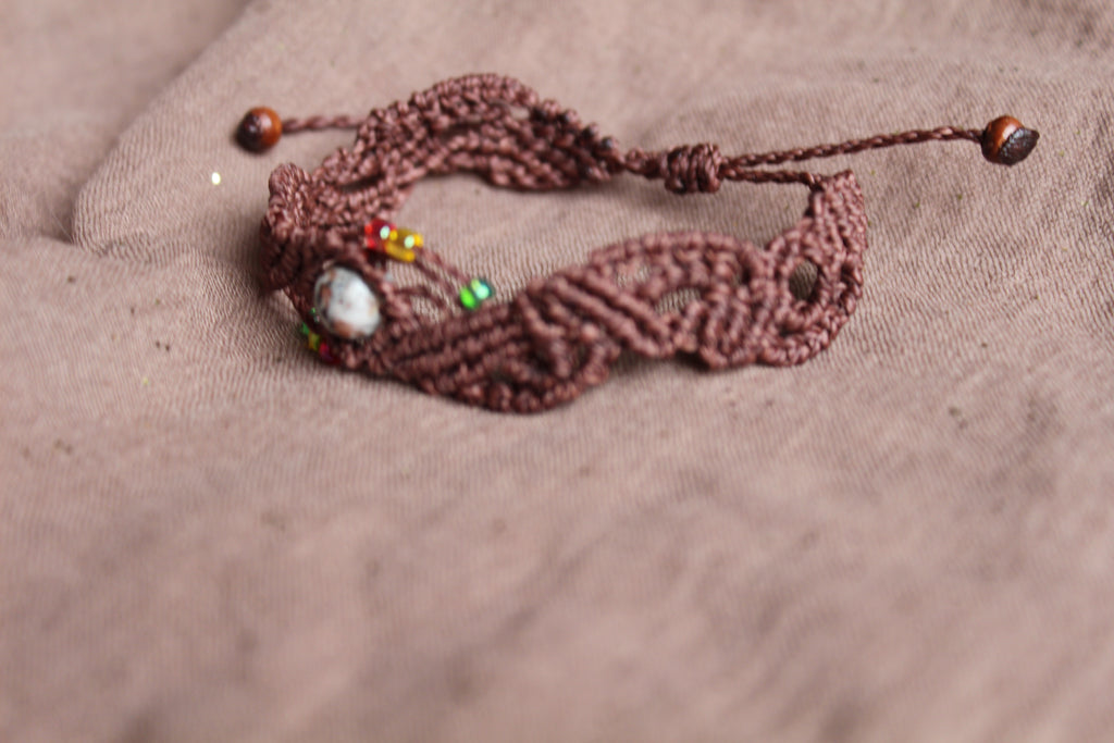bracelet tissé à la main en micro macramé de couleur chocolat avec des perles de rocaille et une perle en yooperlite de 8mm