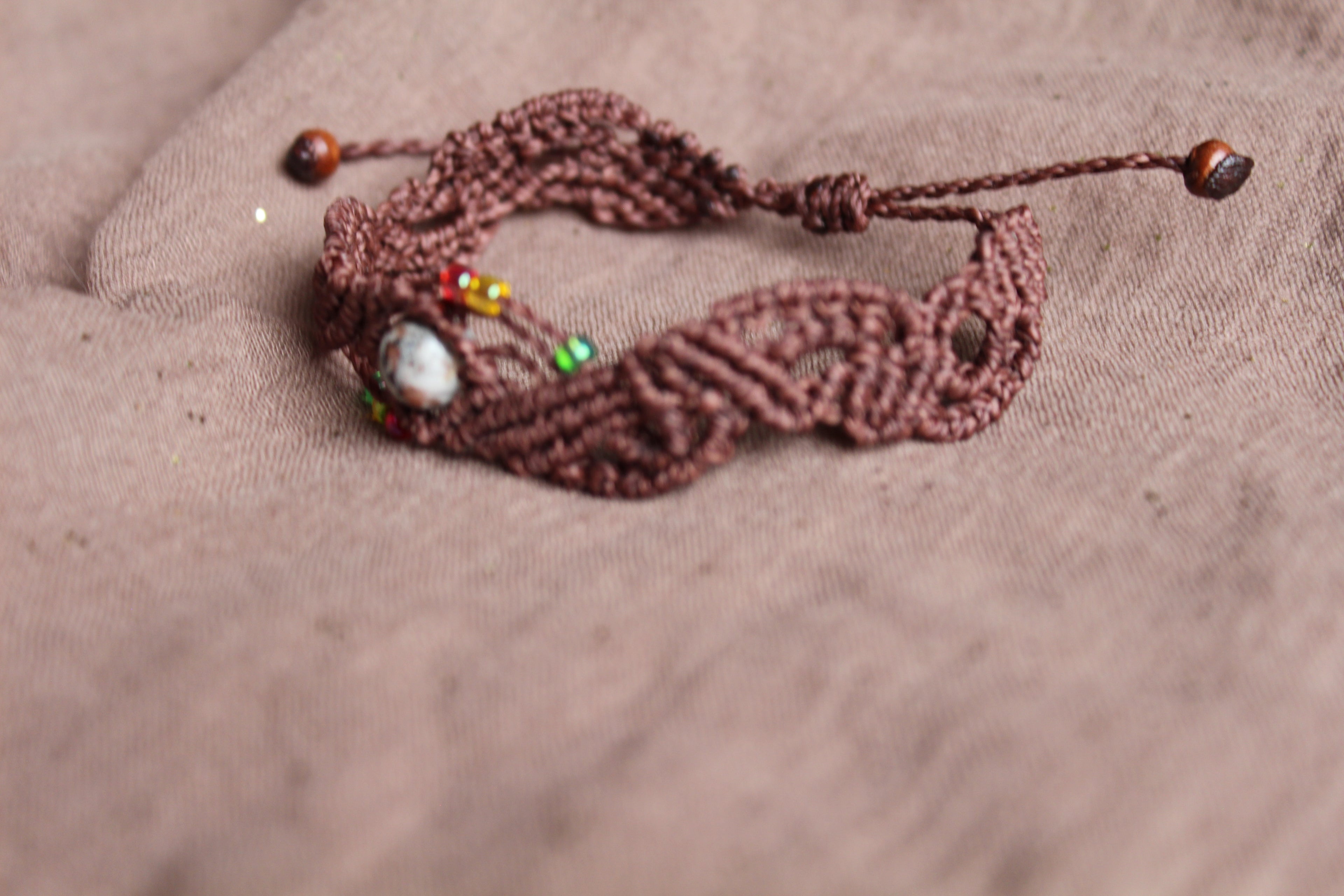 bracelet tissé à la main en micro macramé de couleur chocolat avec des perles de rocaille et une perle en yooperlite de 8mm