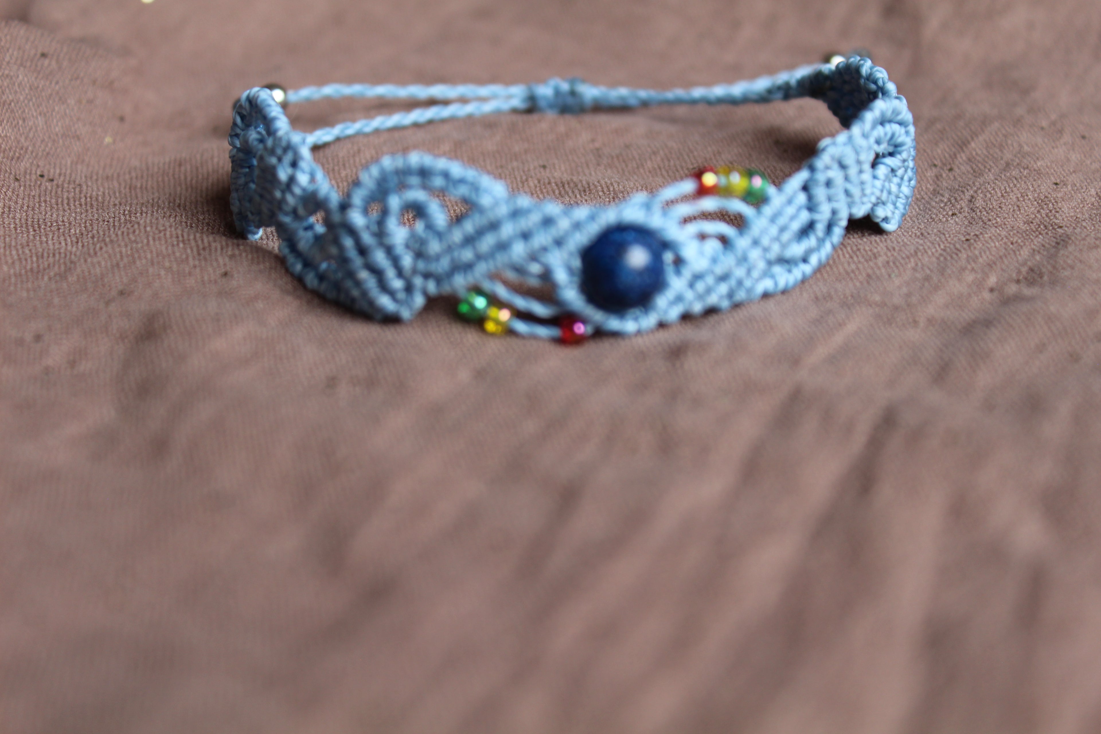 bracelet tissé à la main en micro macramé de couleur bleu ciel avec des perles de rocaille et une perle en lapis lazuli de 8mm