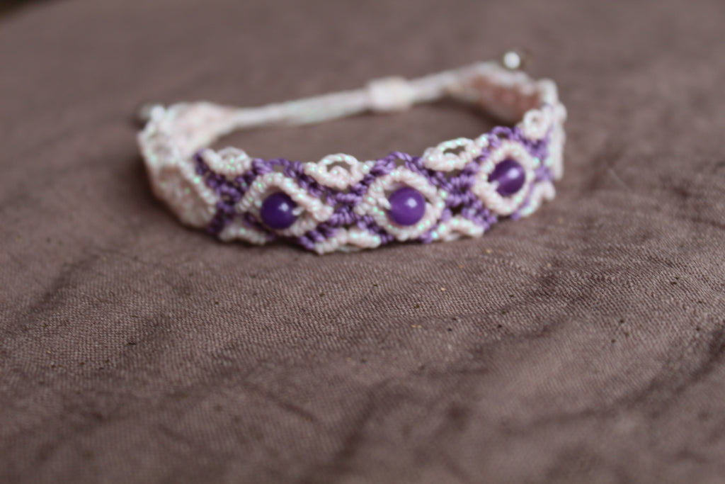 bracelet tissé à la main en micro macramé de couleur flamant rose iridescent et mauve avec 3 perles en améthyste de 6mm