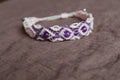 bracelet tissé à la main en micro macramé de couleur flamant rose iridescent et mauve avec 3 perles en améthyste de 6mm