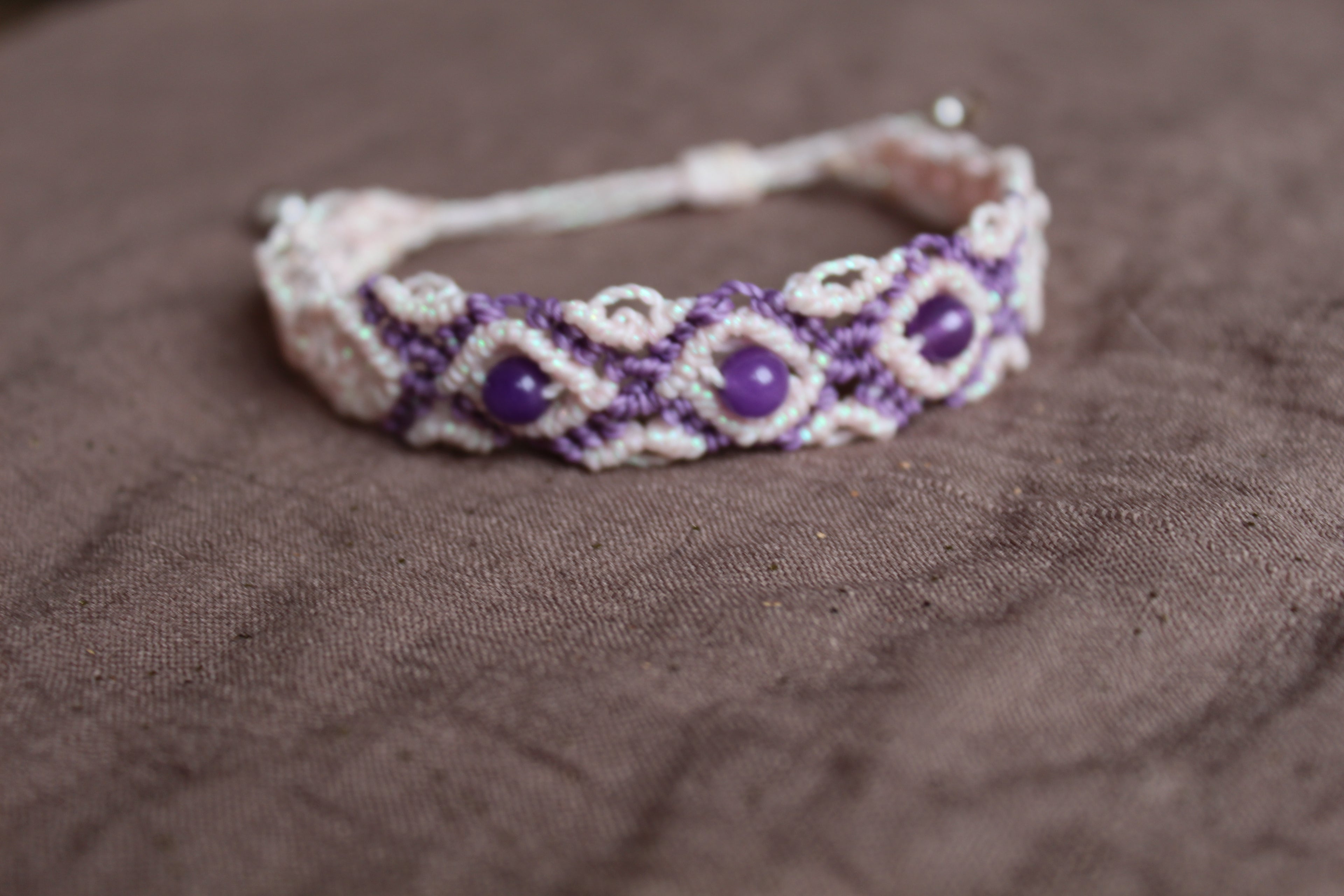 bracelet tissé à la main en micro macramé de couleur flamant rose iridescent et mauve avec 3 perles en améthyste de 6mm