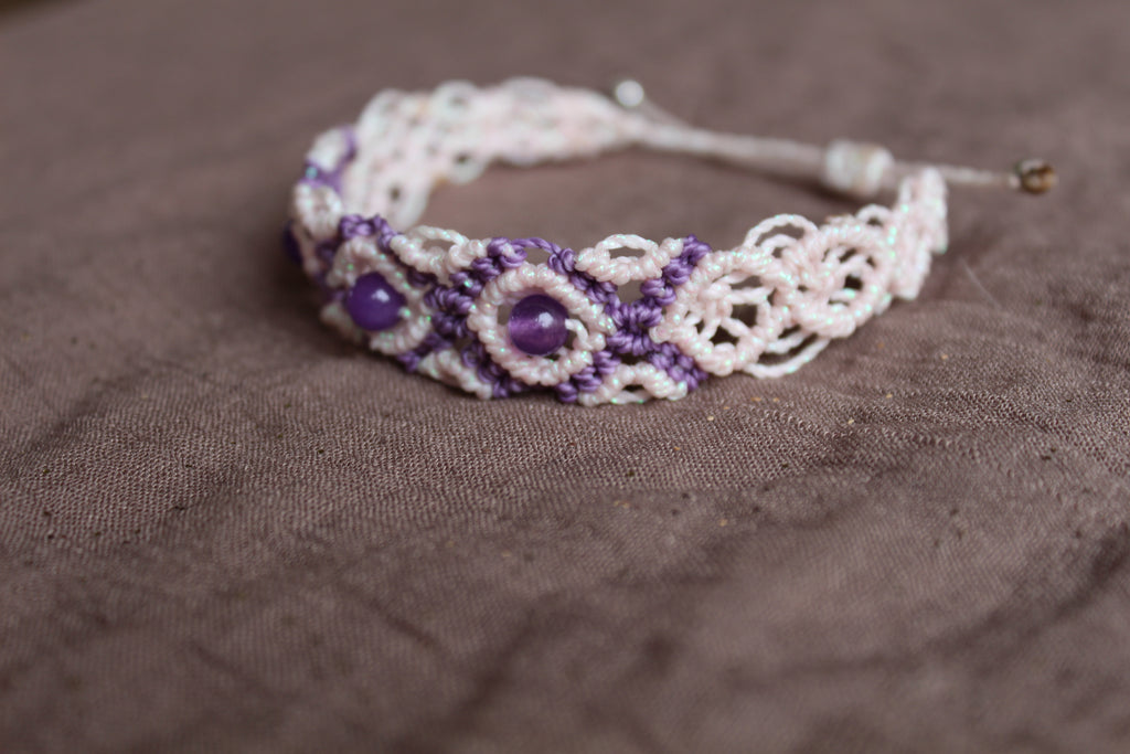 bracelet tissé à la main en micro macramé de couleur flamant rose iridescent et mauve avec 3 perles en améthyste de 6mm