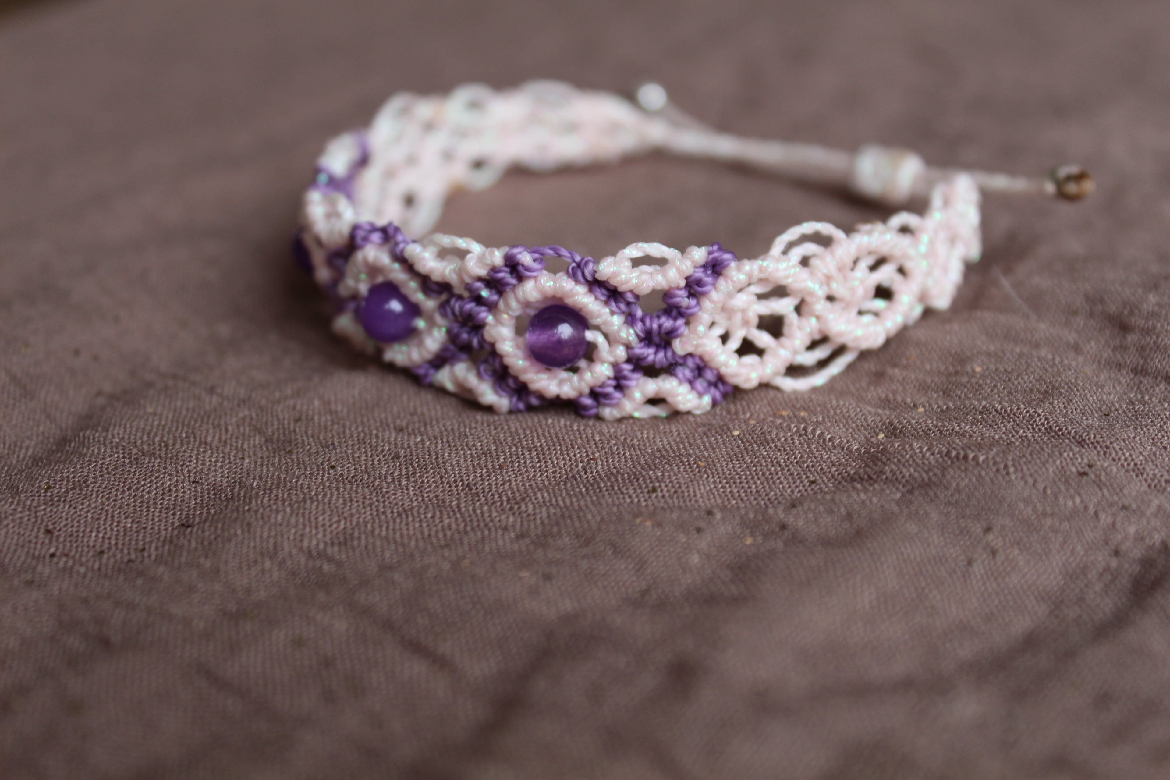bracelet tissé à la main en micro macramé de couleur flamant rose iridescent et mauve avec 3 perles en améthyste de 6mm
