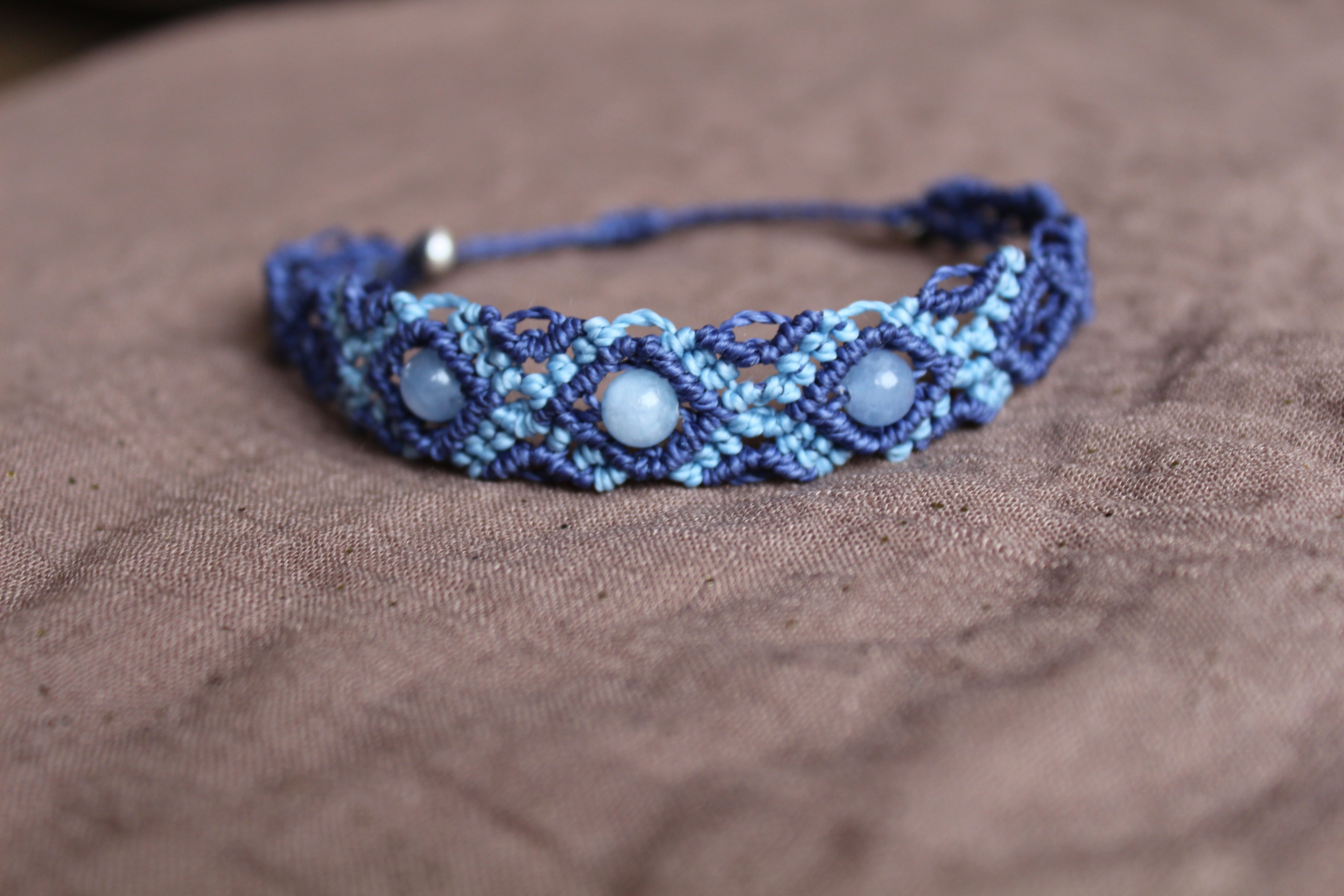bracelet tissé à la main en micro macramé de couleur bleu marine et bleu ciel avec 3 perles d'aigue marine de 6mm