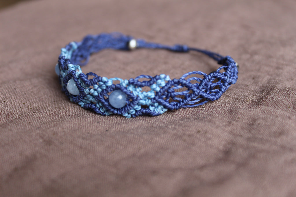 bracelet tissé à la main en micro macramé de couleur bleu marine et bleu ciel avec 3 perles d'aigue marine de 6mm