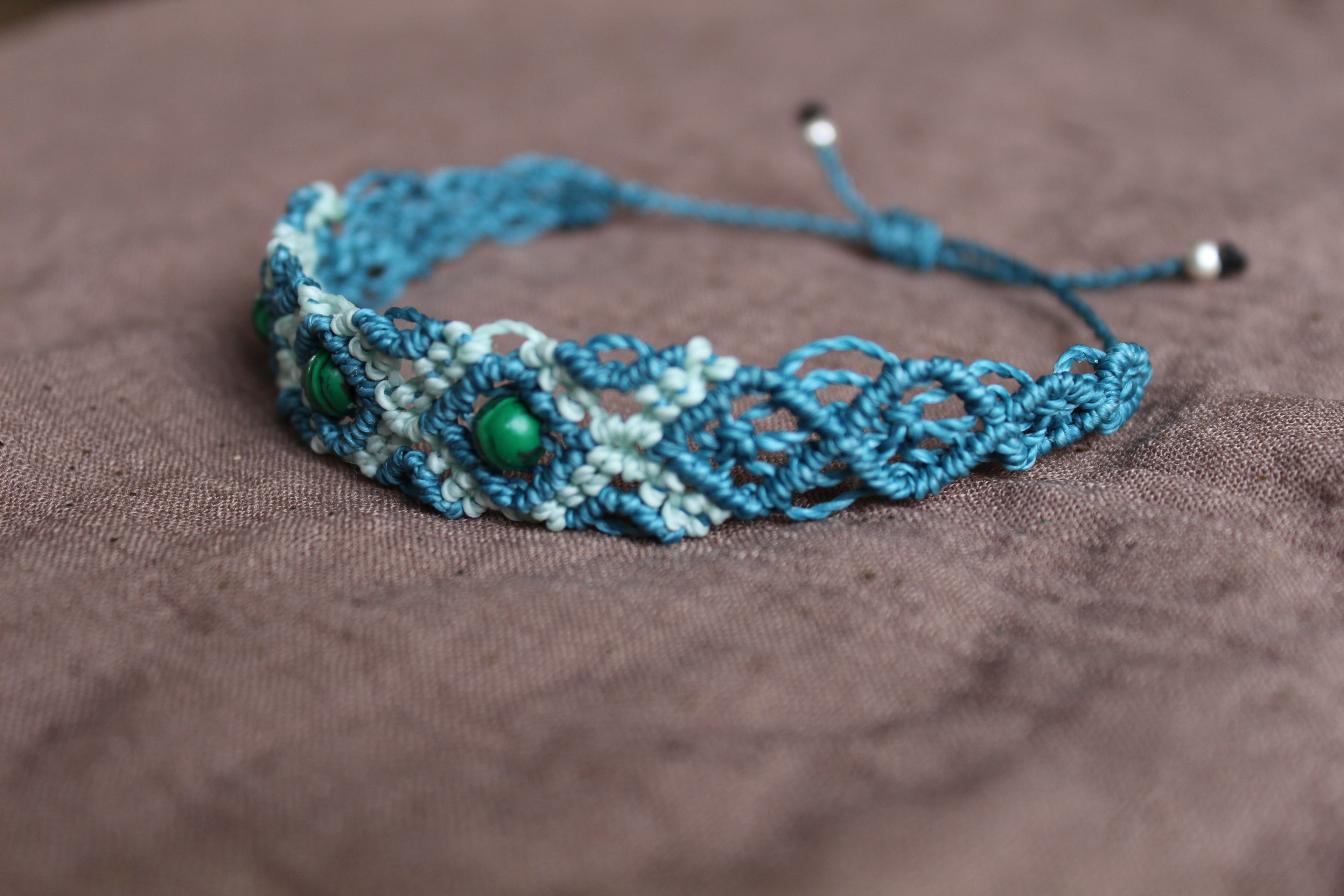 bracelet tissé à la main en micro macramé de couleur bleu canard et menthe avec 3 perles en malachite de 6mm