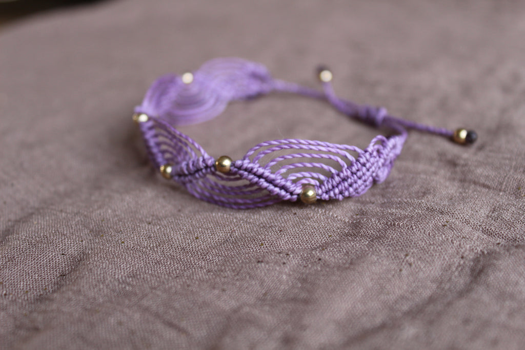 bracelet tissé à la main en micro macramé de couleur mauve avec des perles doré