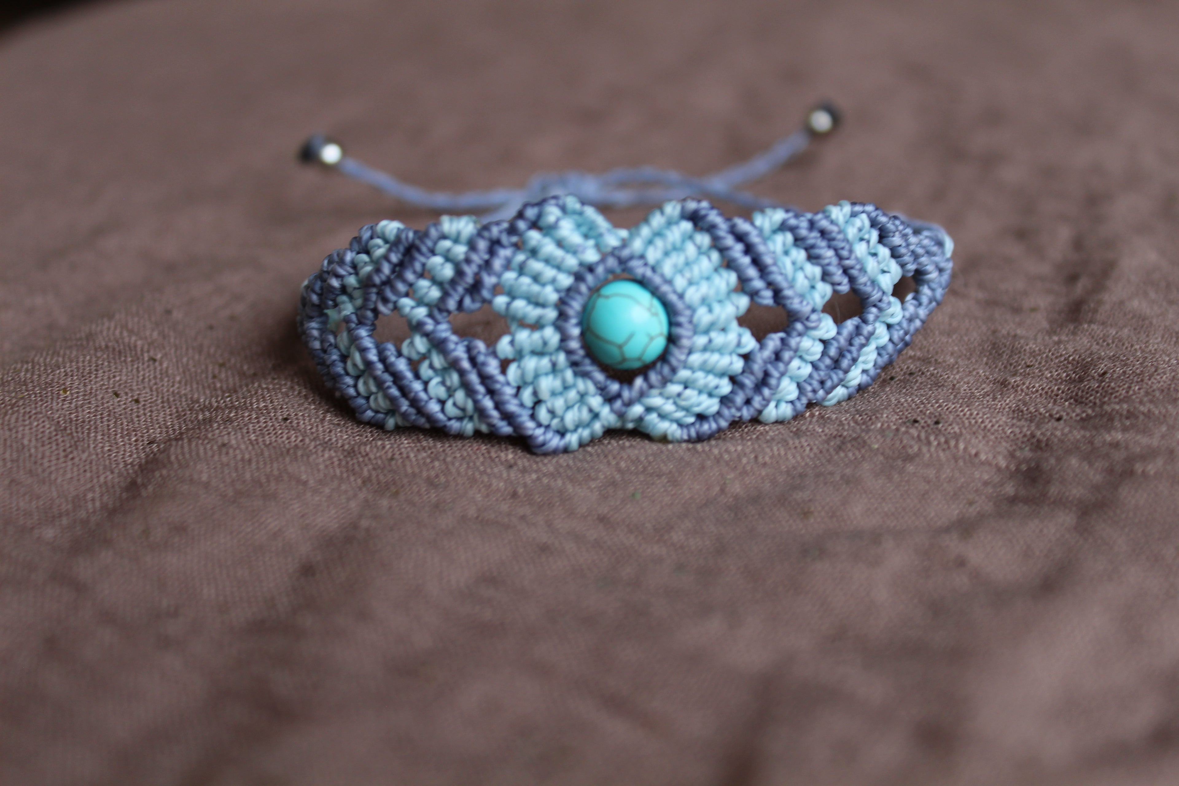 bracelet fait min en micro macramé avec une perle en howlite bleu