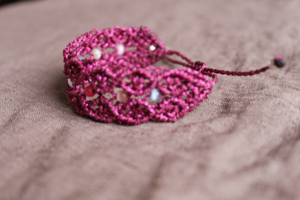 bracelet tissé à la main en micro macramé de couleur rose pailleté avec des perles en verre