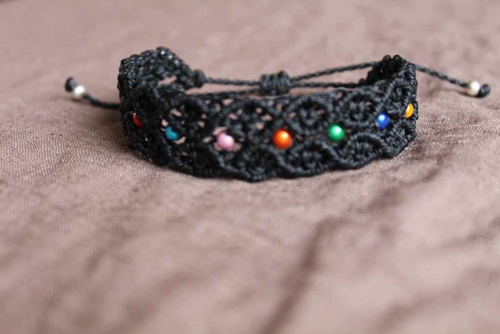 bracelet tissé a la main en micro macramé de couleur noir avec des perles réfléchissante de 4mm