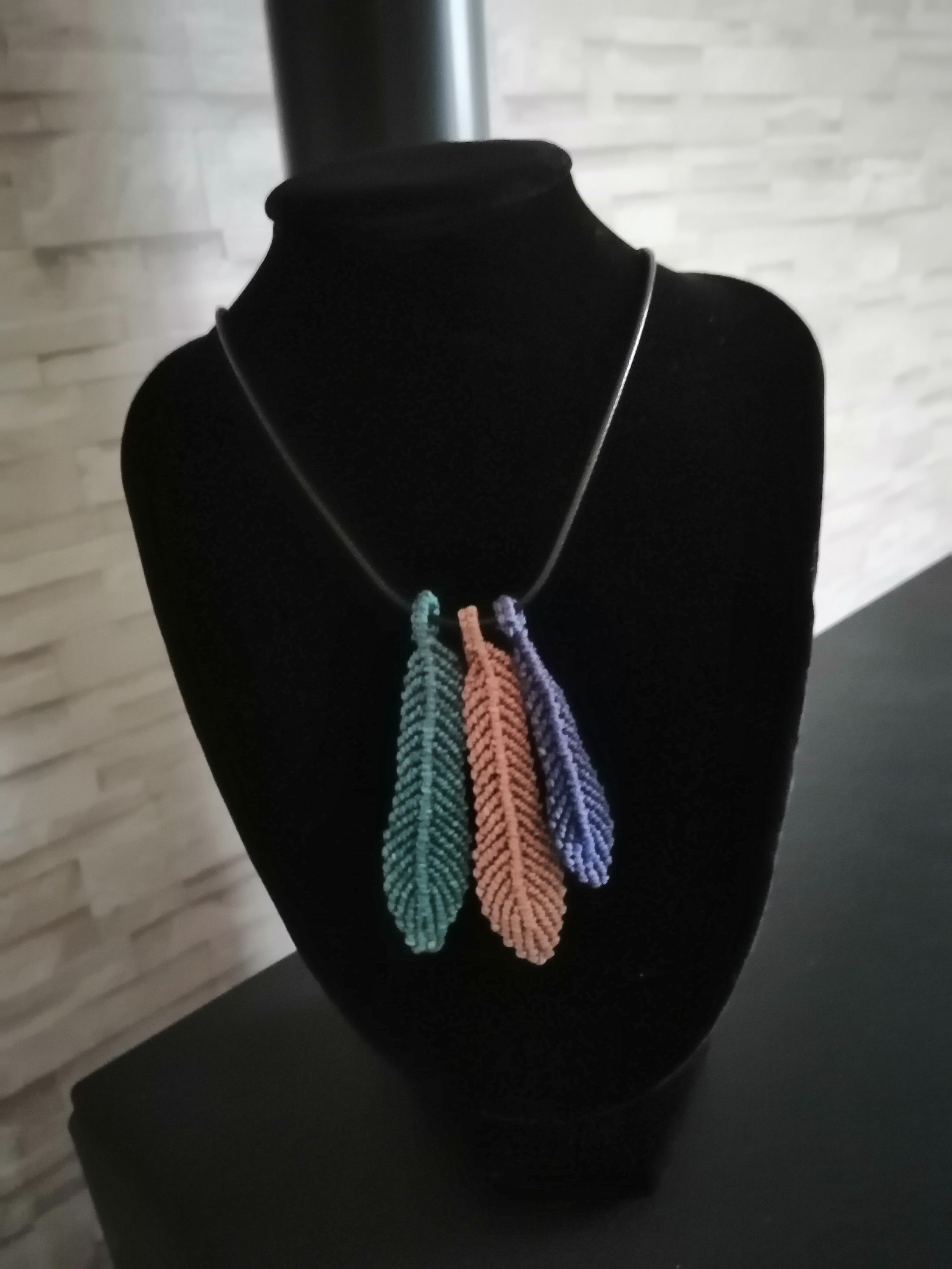 cordon en cuir noir avec trois plume tissé a la main n micro macramé.