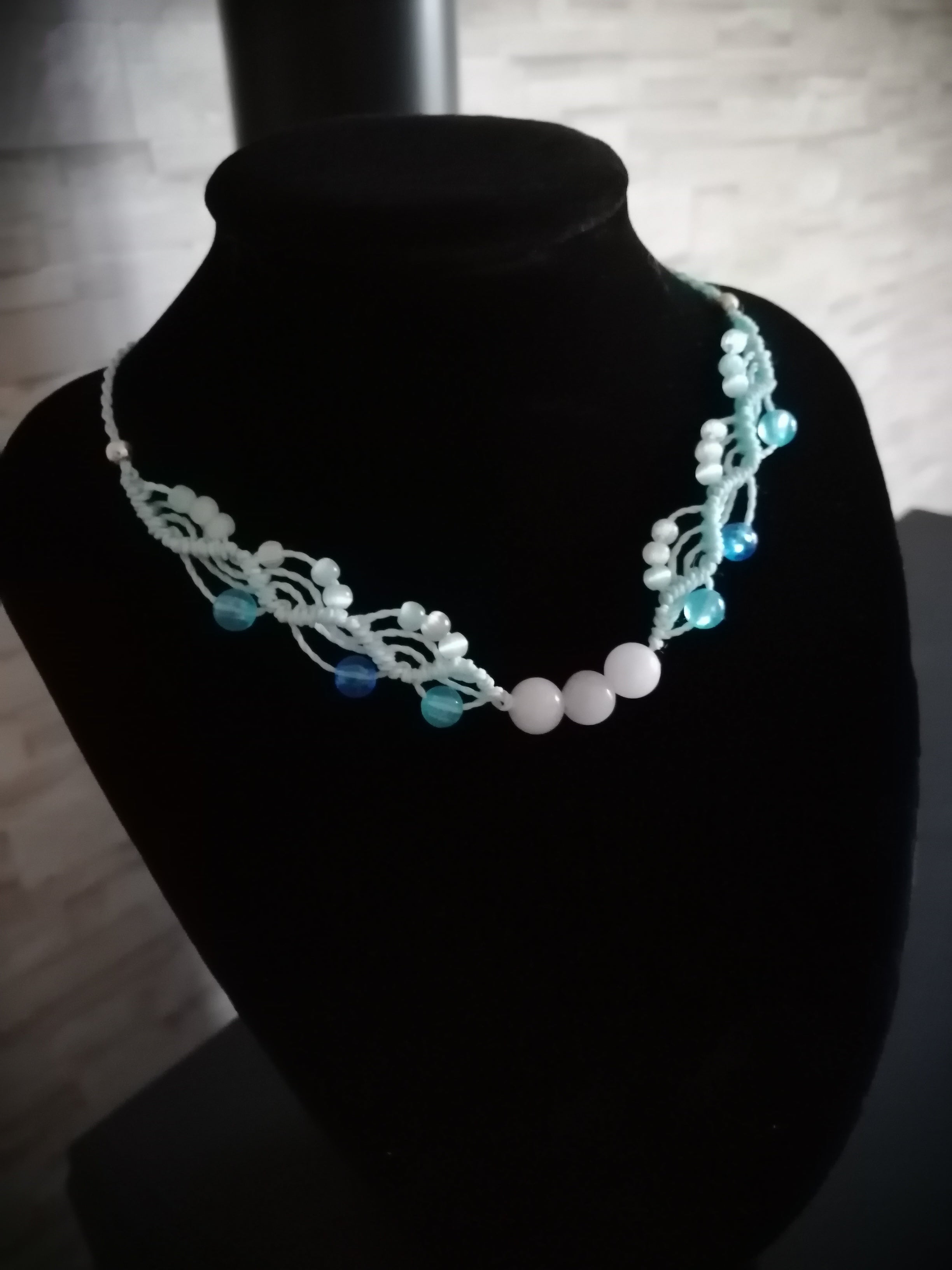 ras du cou de couleur azur clair avec des perles en verre, des perles en acrylique fluorescentes et 3 aigue marine. tissé a la main en micro macramé.
