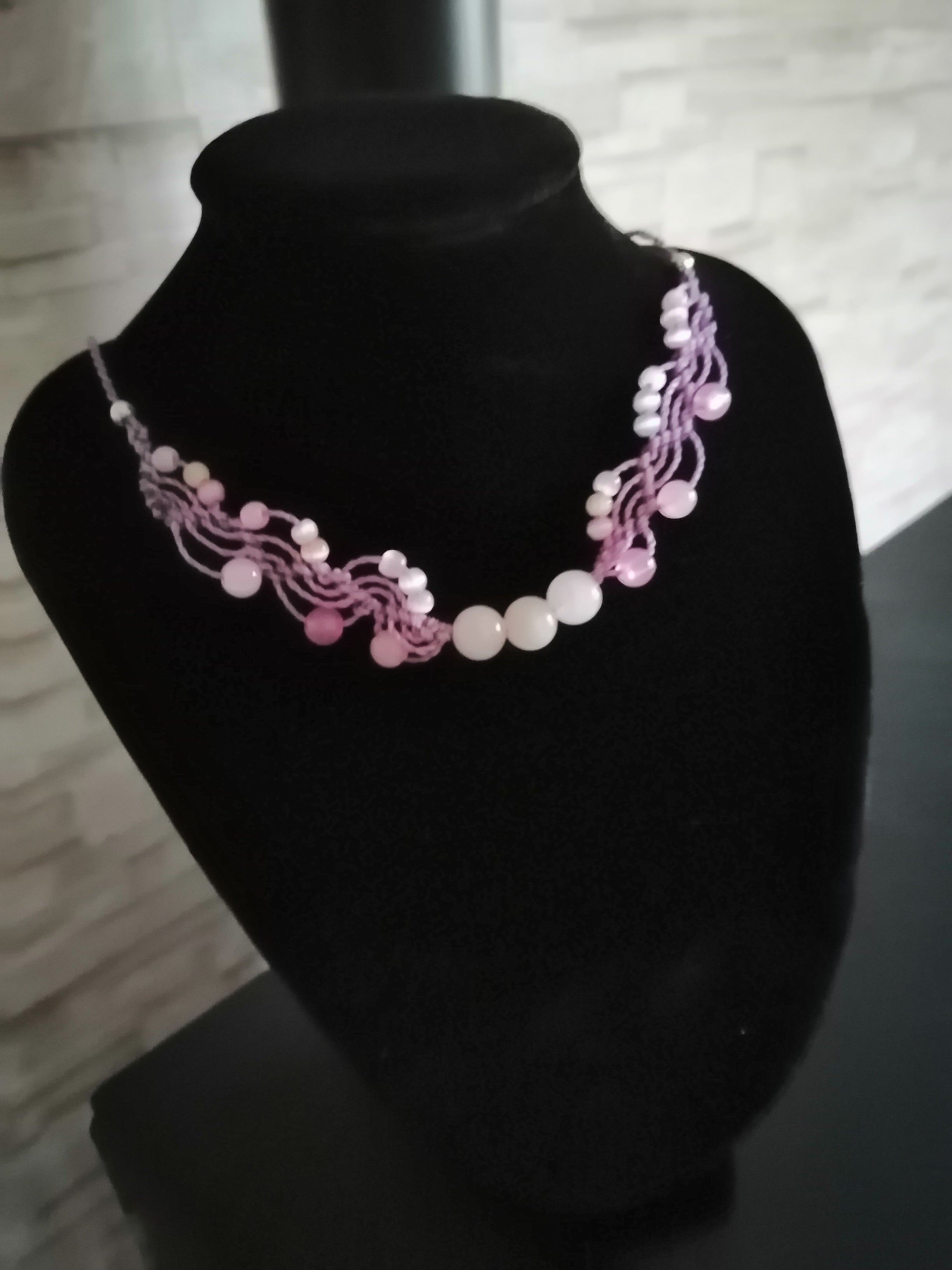 ras du cou de couleur mauve avec des perles en verre, des perles en acrylique fluorescentes et 3 perles en quartz rose. Tissé a la main en micro macramé.