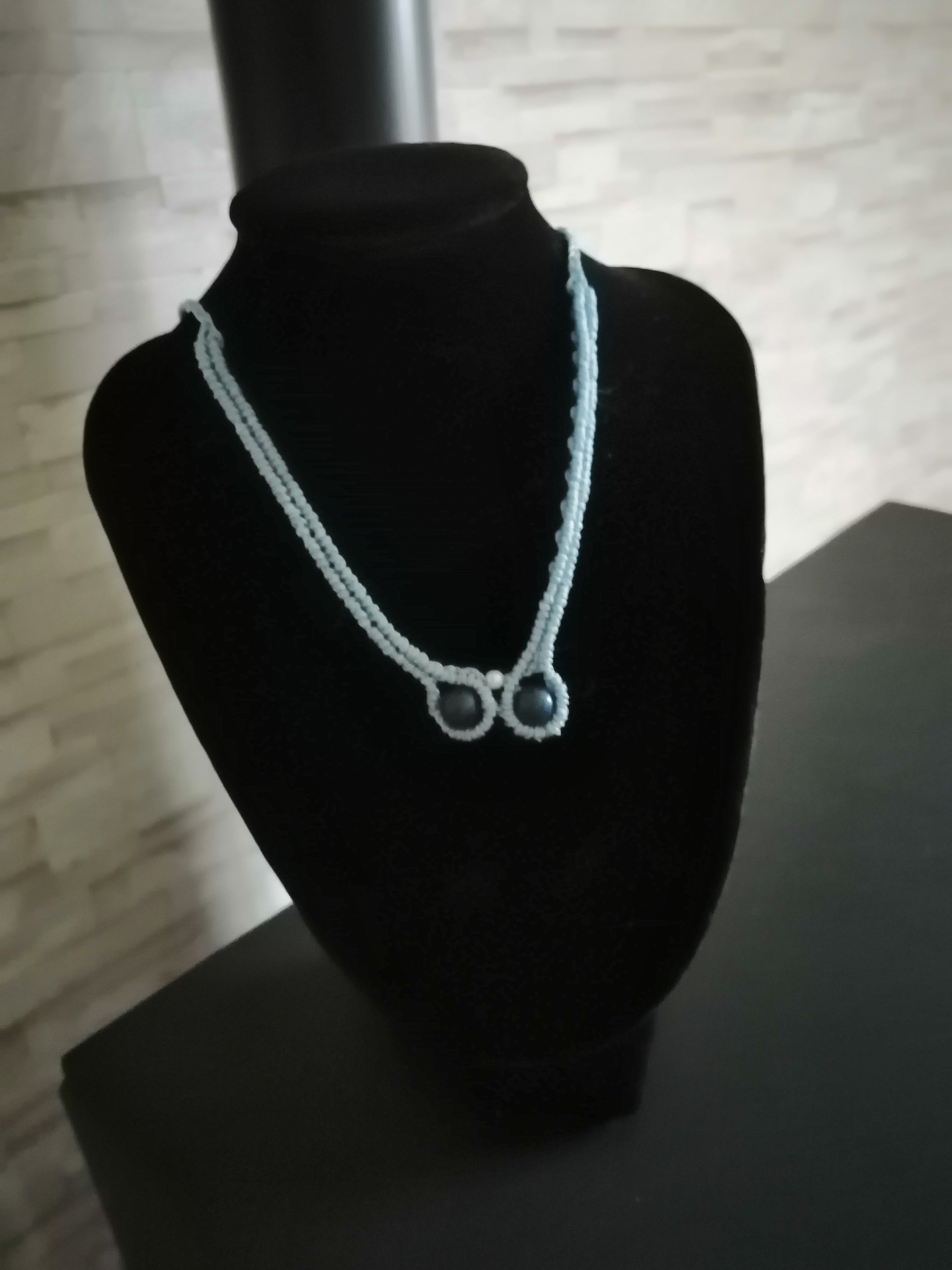 collier tissé a la main en micro macramé de couleur bleu ciel avec 2 perles en lapis lazuli