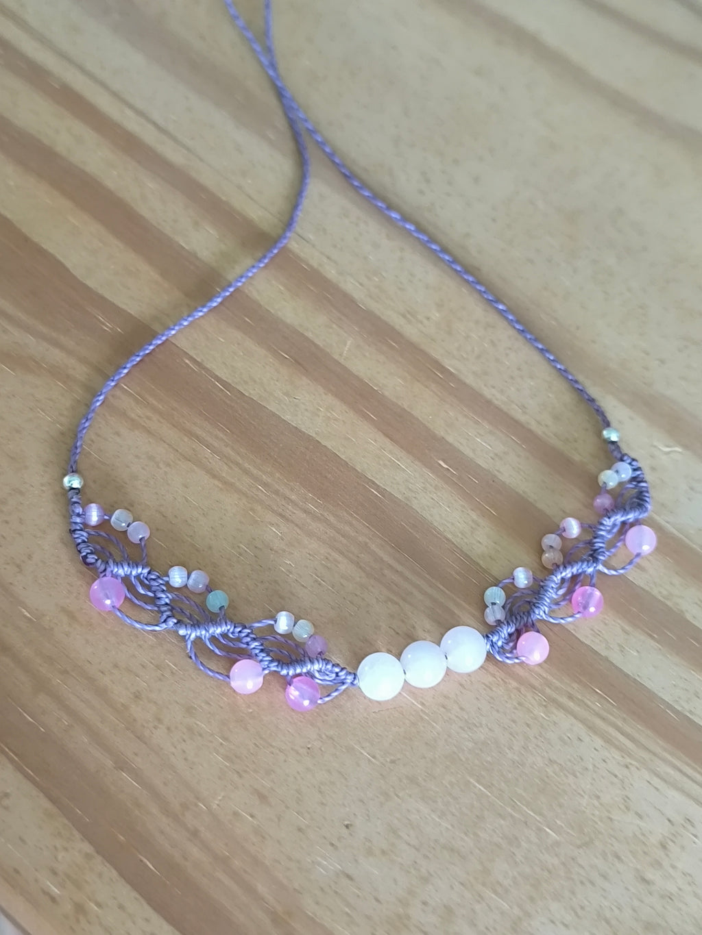 ras du cou de couleur mauve avec des perles en verre, des perles en acrylique fluorescentes et 3 perles en quartz rose .Tissé a la main en micro macramé.