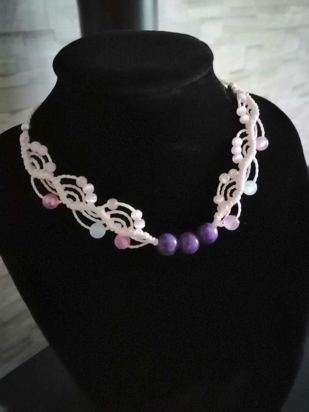 ras du cou  fait main n micro-macramé avec 3 perles Améthyste ,petites perles en verre, et perles en acryliques fluorescente.