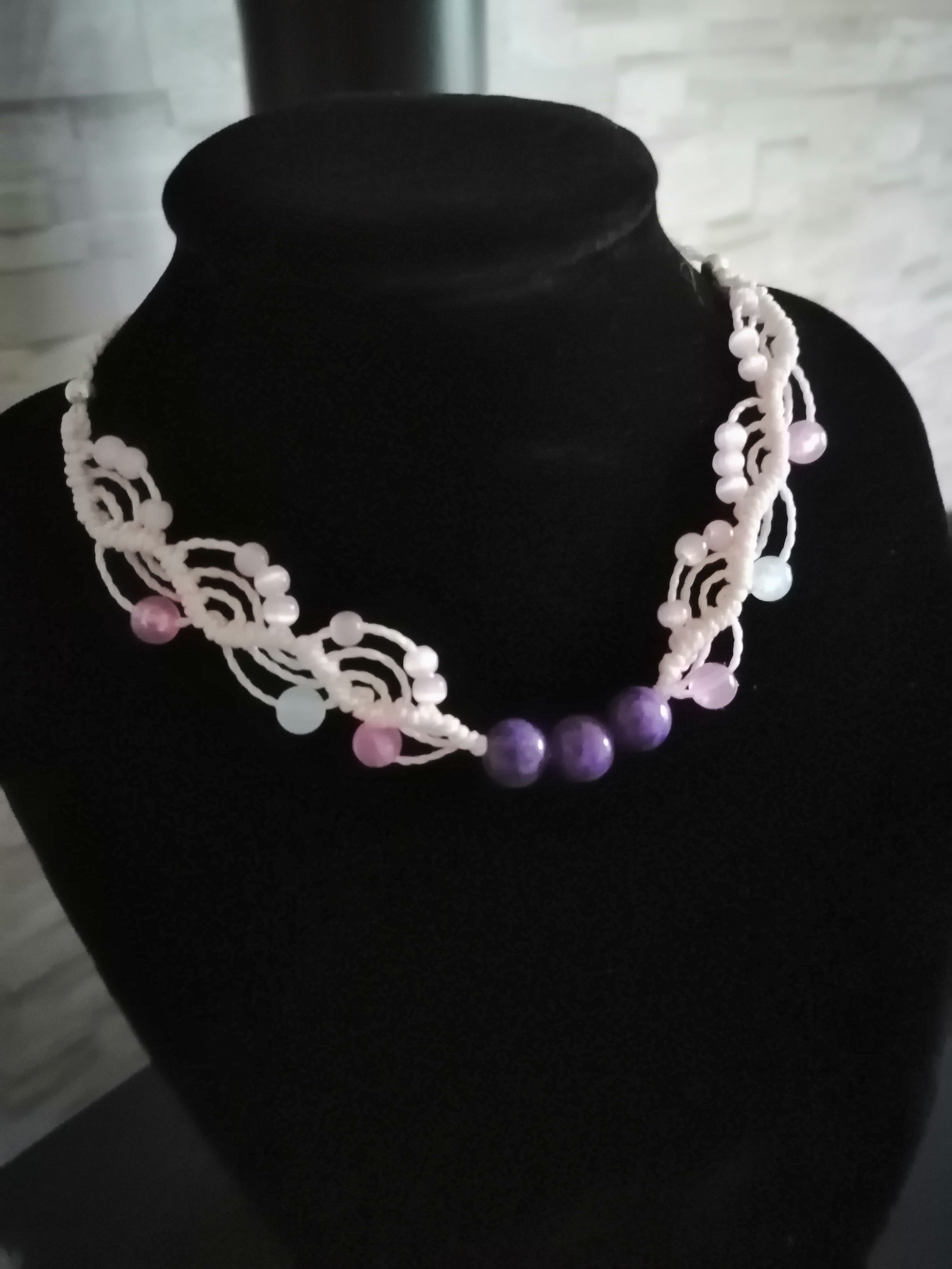 ras du cou  fait main n micro-macramé avec 3 perles Améthyste ,petites perles en verre, et perles en acryliques fluorescente.