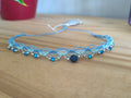 ras du cou tissé a la main en micro macramé de couleur menthe et bleu ciel avec des perles en acrylique de couleur argenté, des perles réfléchissante et une perle de 8 mm en lapis lazuli.