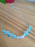 ras du cou de couleur azur clair avec des perles en verre, des perles en acrylique fluorescentes et 3 perles en aigue marine. Tissé a la main en micro macramé.