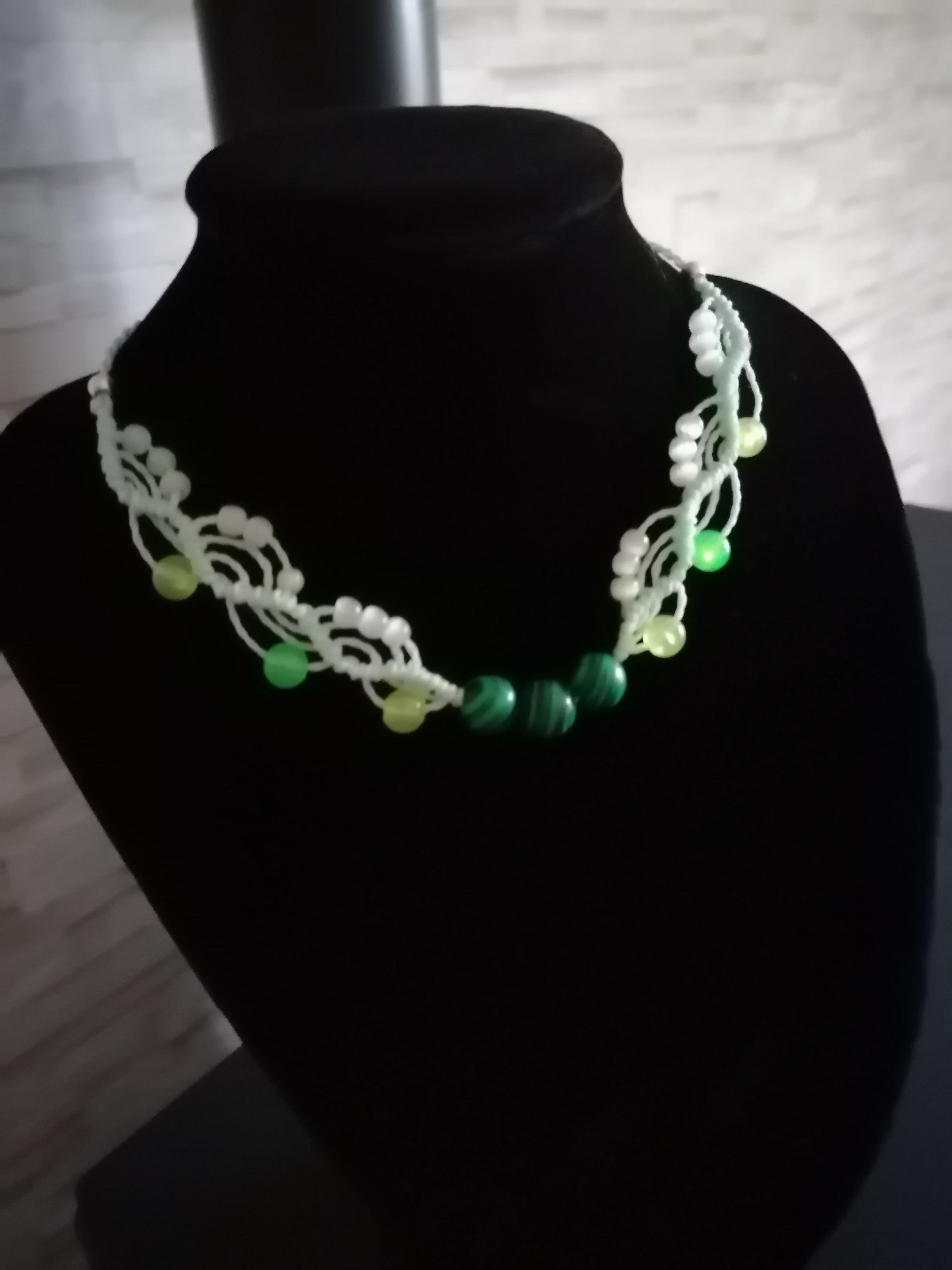 ras du cou de couleur menthe ,avec perles en verres, perles en acrylique fluorescentes et 3 perles en malachite. Tissé a la main en micro macramé.