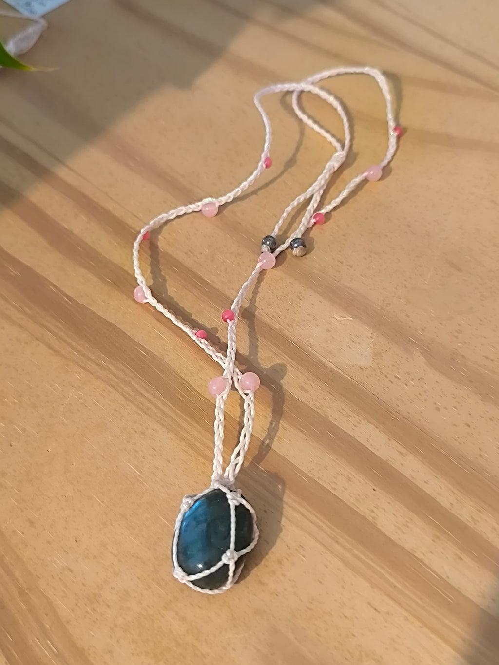 sautoir de couleur flamant rose iridescent avec perles en verre , perles fluorescente et une pierre en labradorite bleu. Tissé a la main en micro macramé.