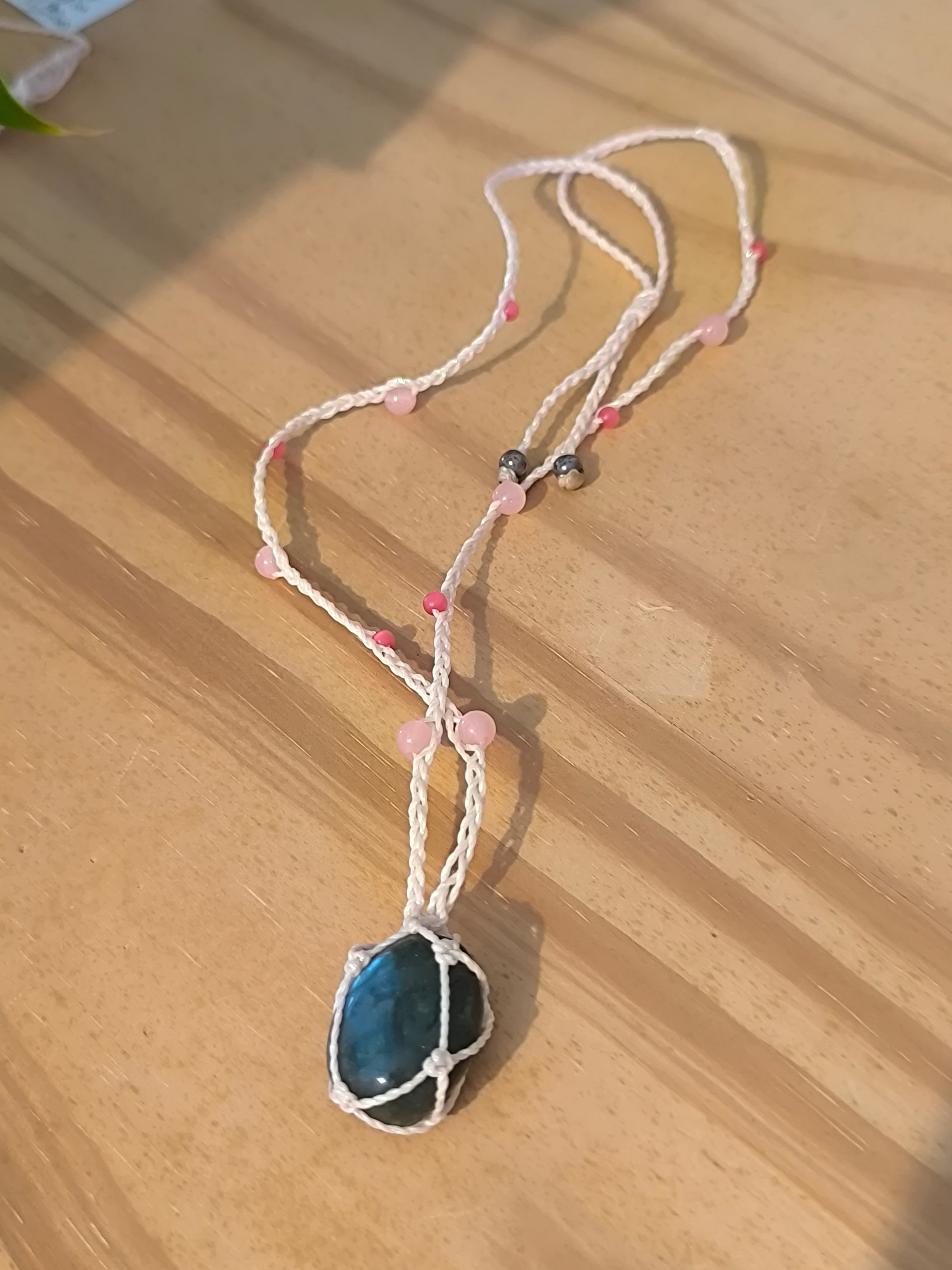 sautoir de couleur flamant rose iridescent avec perles en verre , perles fluorescente et une pierre en labradorite bleu. Tissé a la main en micro macramé.