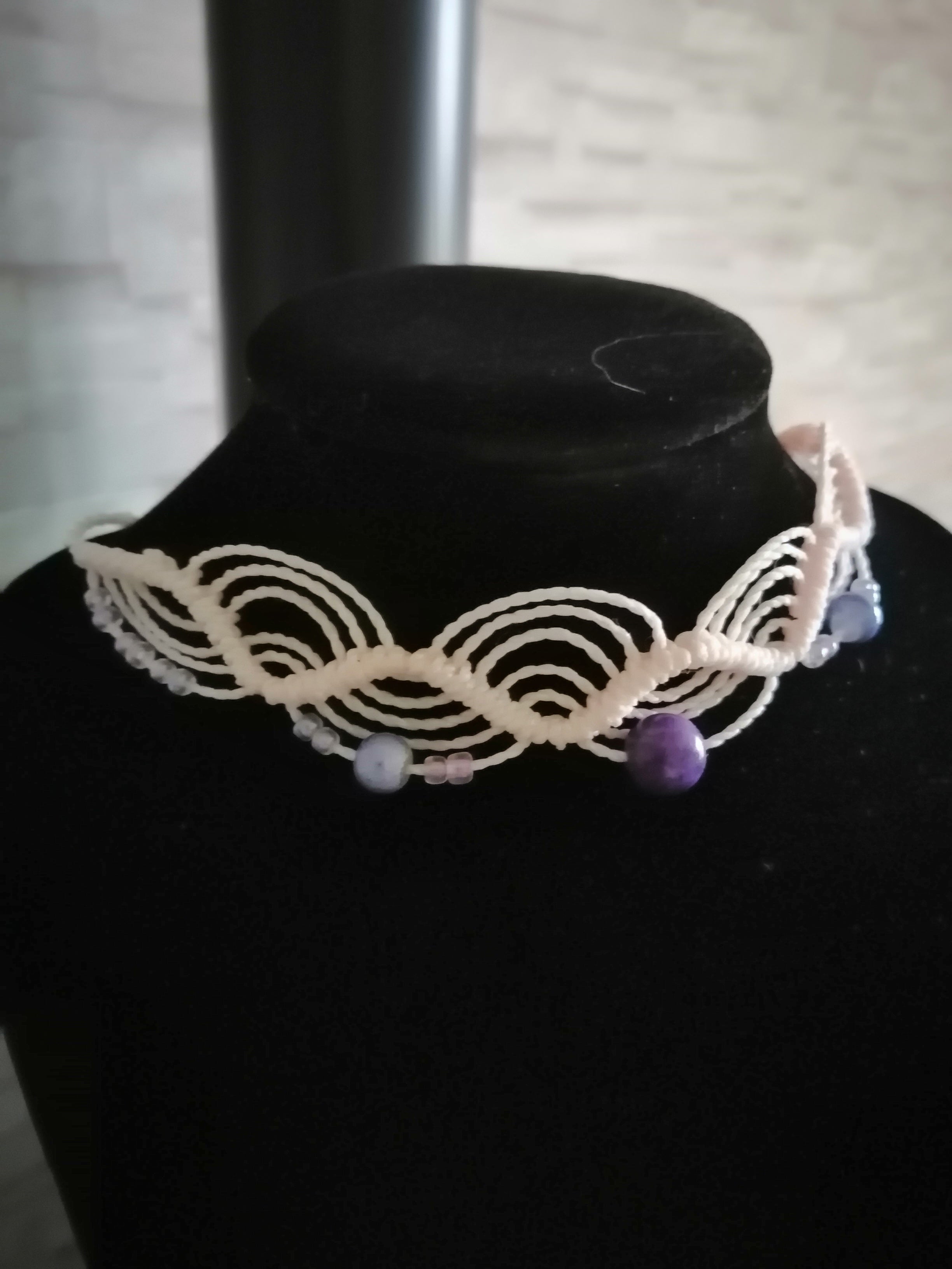 ras du cou tissé a la main en micro macramé de couleur flamant rose iridescent avec des perles de rocaille ,perles réfléchissante et une perle d'améthyste.
