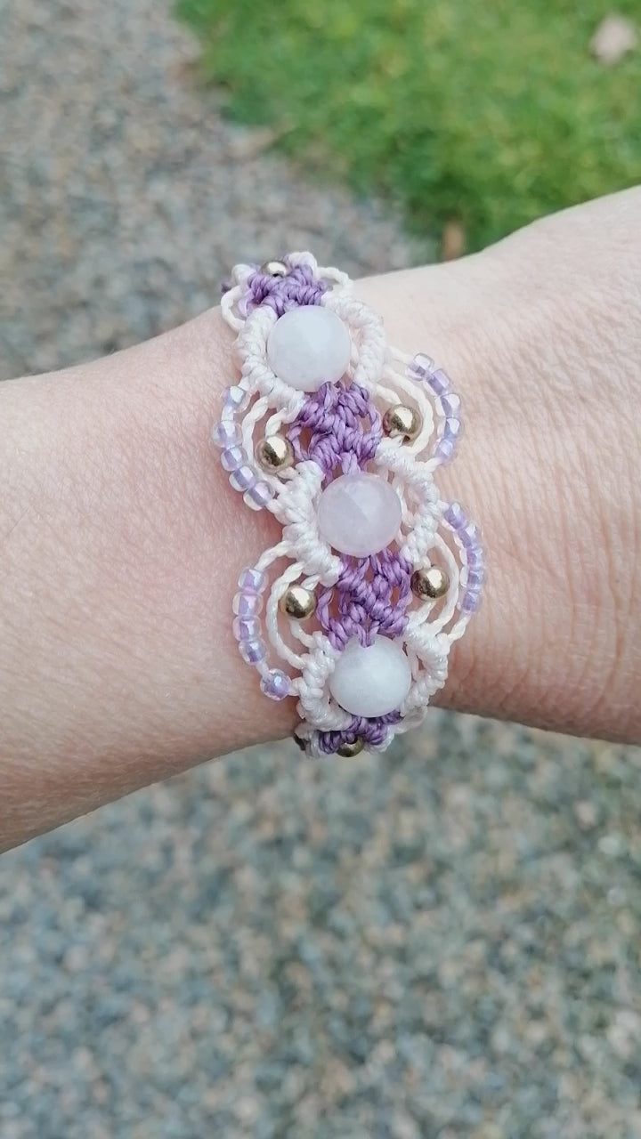 bracelet tissé a la main en micro macramé de couleur mauve et rose avec 3 perles en quartz rose.