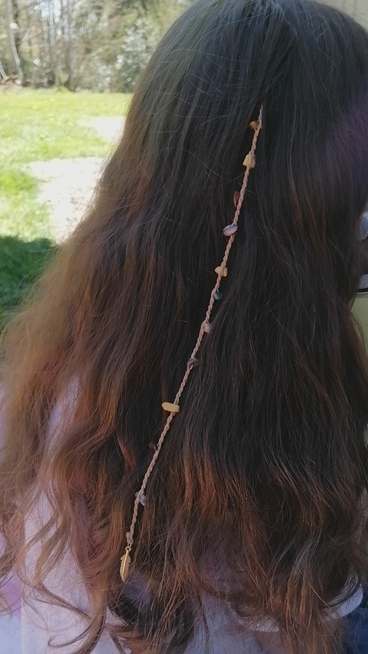 bijou cheveu tissé à la main en micro macramé de couleur alezan avec des chips en mokaite