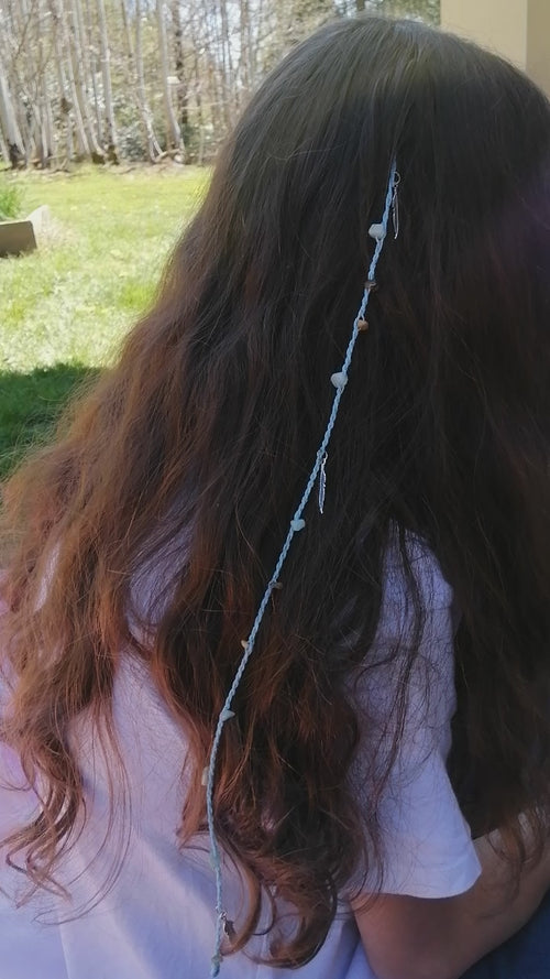 bijou de cheveu tissé à la main en micro macramé de couleur azur clair avec des chips en mazonite