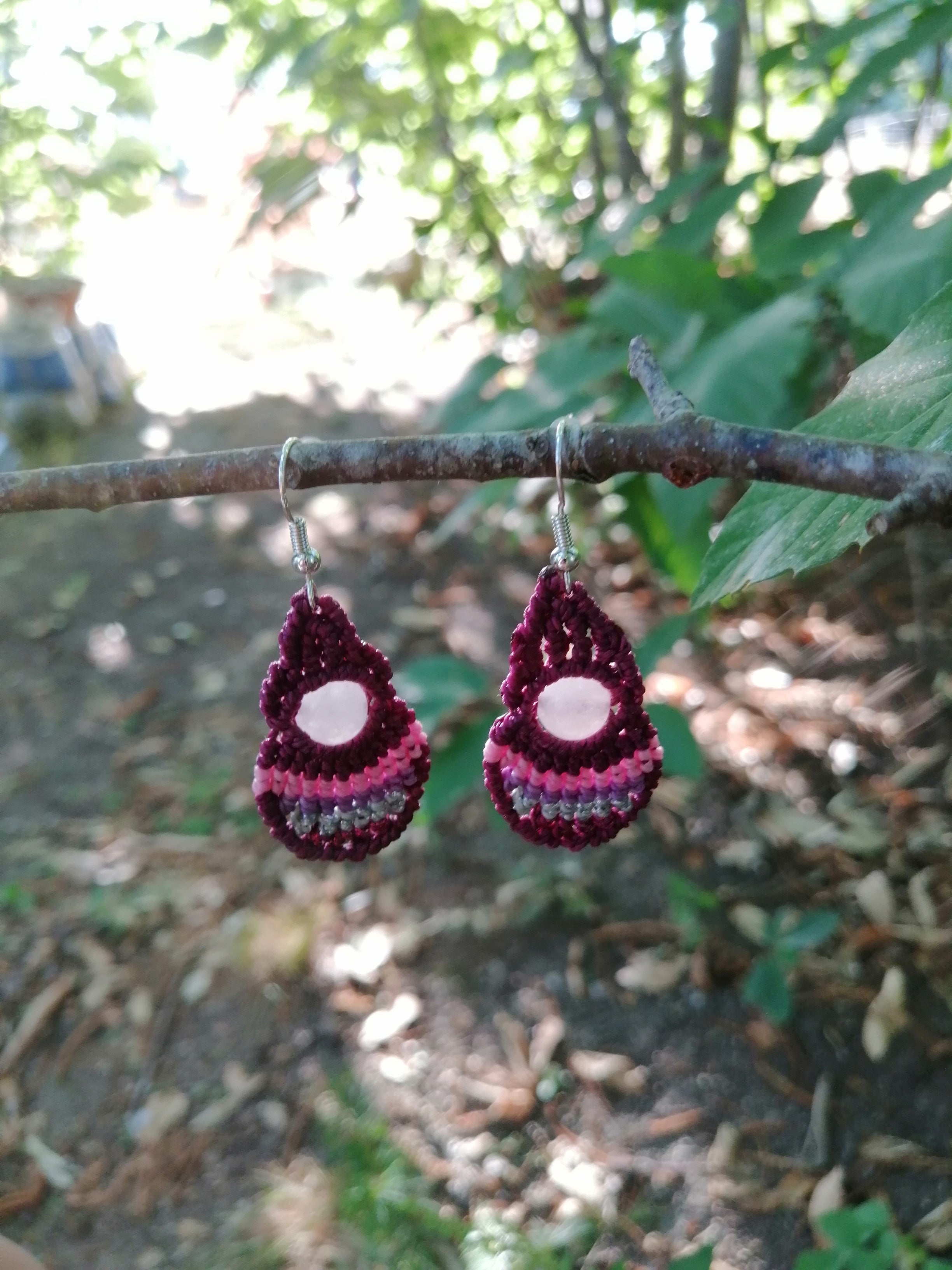 boucle d'oreille tissé à la main en micro macramé avec perle en quartz rose